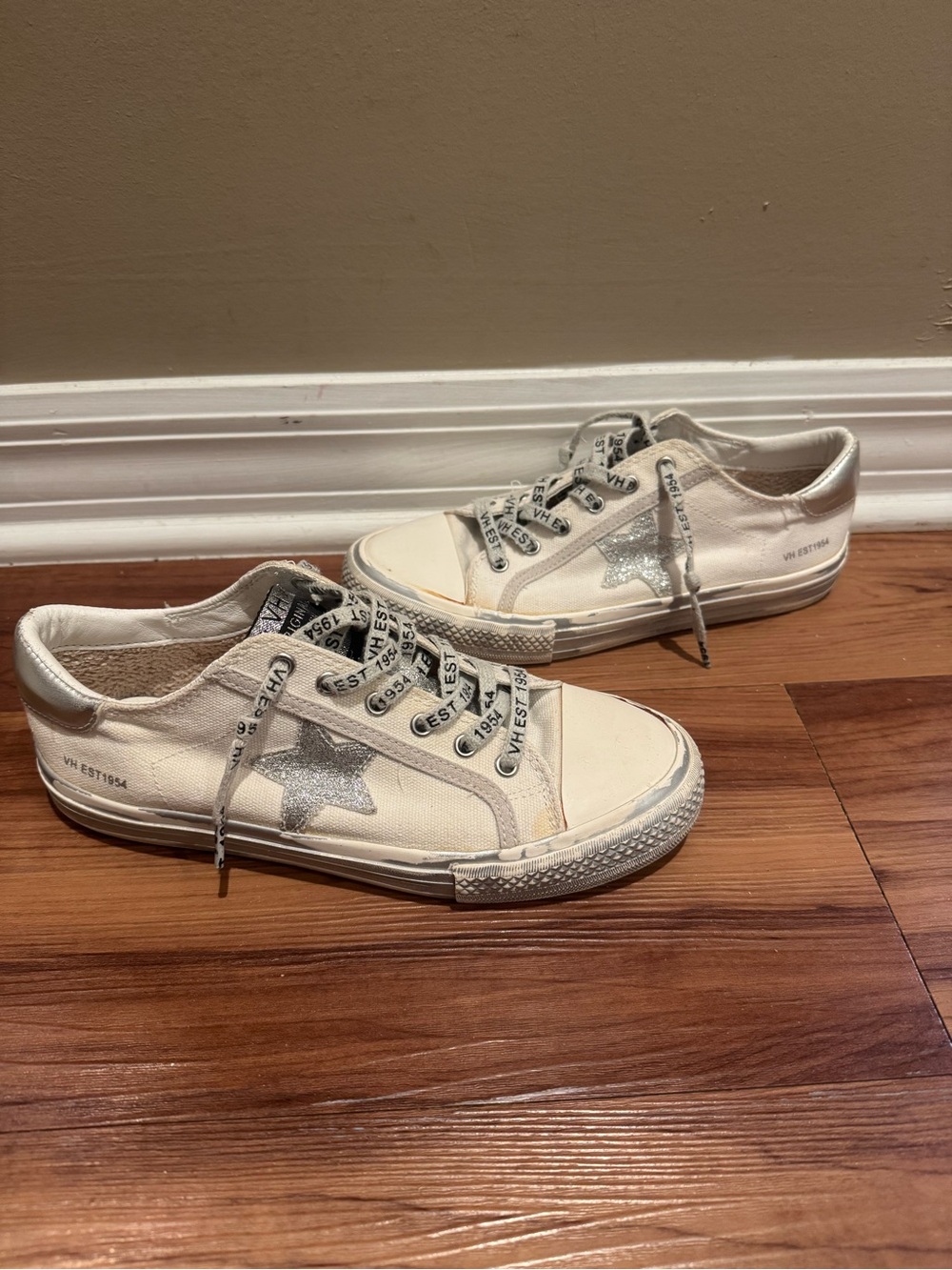 Vintage Havana Star Accent Sneakers - White with Silver Star women’s size 7